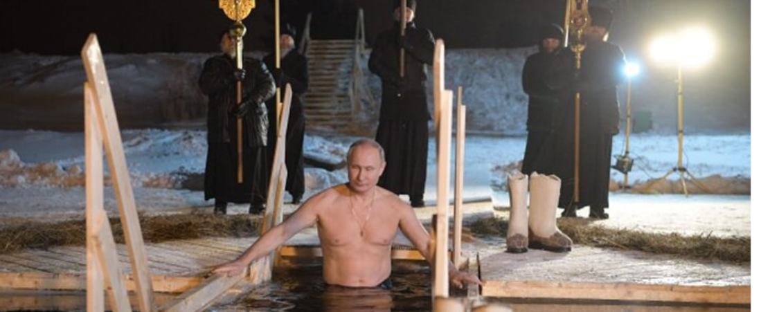 Putin geleneksel olarak Epifani gecesinde buz banyosuna katıldı